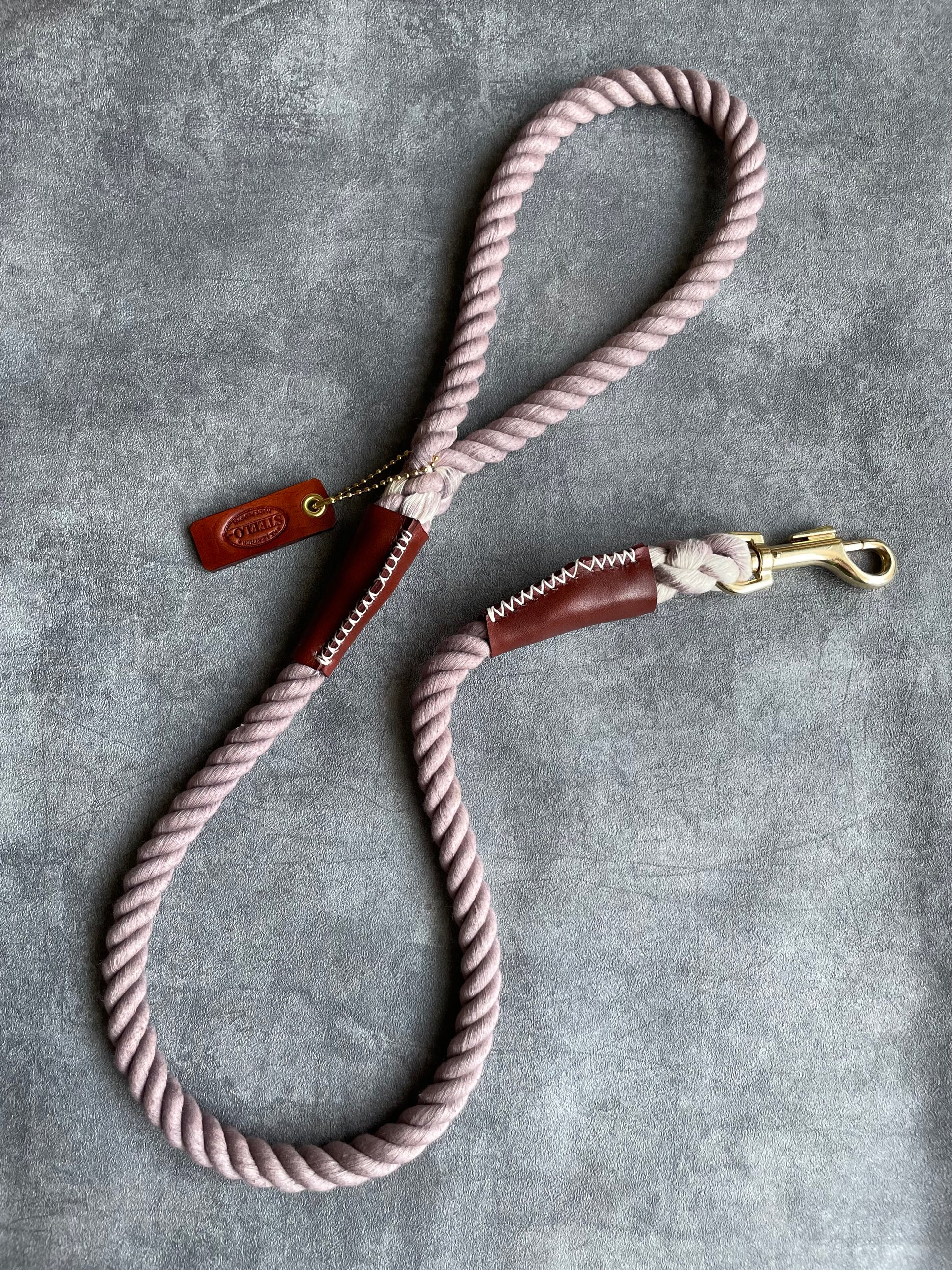 レザーが付いたグレーのロープリード