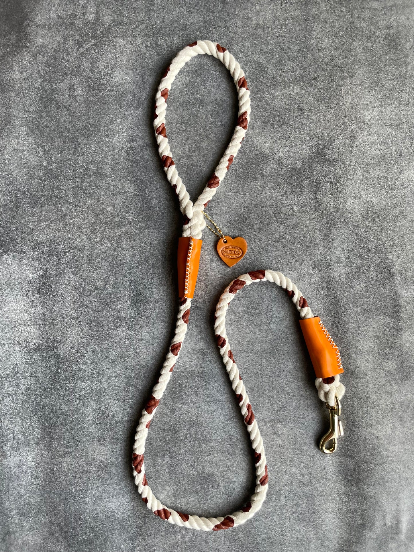 レザーが付いたおしゃれな牛柄ロープリード